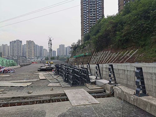重庆五台山立交桥-防撞护栏施工现场