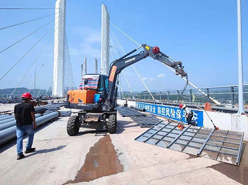 重庆水土新城大桥防撞栏杆安装现场