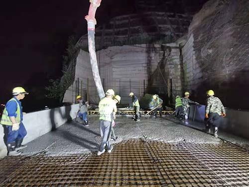 公路桥梁路面铺装浇注